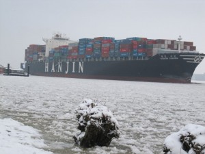 Containerschiff auf der eisigen Elbe 